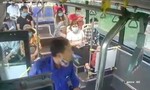 Clip người đàn ông ở Hà Nội phun nước bọt vào phụ xe buýt vì bị nhắc đeo khẩu trang