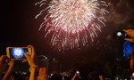 Clip mãn nhãn pháo hoa chào năm 2021 bên sông Sài Gòn
