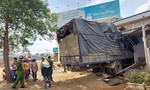 Xe tải chui tọt vào nhà dân ven công trường cầu vượt Dầu Giây