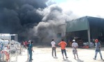 Cháy nhà xưởng cả ngàn mét vuông của công ty VLXD ở Bình Dương