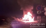 Tài xế vừa đề máy, bất ngờ xe container phát lửa cháy rụi