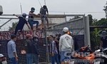 Clip nhóm người kéo đến công trình xây dựng khiến công nhân hoảng sợ