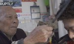 Clip thợ hớt tóc 91 tuổi dùng sắt nung nóng thay cho kéo hơn 70 năm