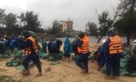 TT– Huế: Hàng trăm CBCS đội mưa gia cố sạt lở bờ biển