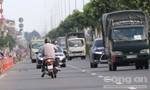 Người đi xe máy trong làn ôtô quay đầu bất chấp ‘thần chết’ để né CSGT
