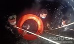 Cảnh sát CNCH trầm mình dưới nước mò tìm người nhảy cầu trong đêm