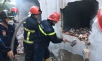 80 Cảnh sát PCCC nỗ lực dập lửa tại kho phế liệu ở TPHCM