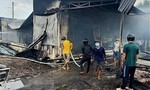 Xe tải chở dầu bốc cháy lan sang thiêu rụi 4 căn nhà