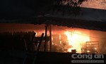 Cháy xưởng gỗ ở TPHCM, cảnh sát nỗ lực ngăn cháy lan sang khu dân cư