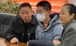 Cặp vợ chồng Trung Quốc đoàn tụ con trai sau 14 năm bị bắt cóc