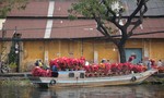 Dập dềnh chợ hoa Tết ở Bến Bình Đông