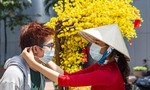 Người dân Sài Gòn đeo khẩu trang du xuân