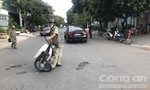 Xe máy trong hẻm lao ra tông ôtô ở Sài Gòn, 2 người nhập viện