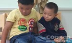 Cha chết bỏ lại 2 con trai kháu khỉnh ở Sài Gòn, Công an thông báo tìm người thân