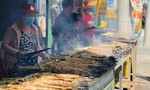 Một quầy hàng ở Sài Gòn nướng 4 tấn cá lóc ngày vía Thần Tài