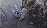 Clip cận cảnh lốp ôtô phát nổ khiến 1 người tử vong
