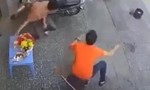 Clip người đàn ông phản xạ nhanh khiến 2 tên cướp giật hụt điện thoại