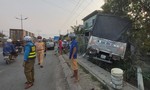 Tiền Giang: Xe tải va chạm xe máy sau đó lao vào nhà dân