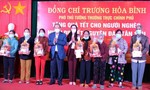 Phó Thủ tướng tặng quà cho đồng bào tại Quảng Ngãi