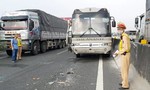 Hai xe khách và 1 xe tải “dính chùm” trên cao tốc TPHCM - Trung Lương