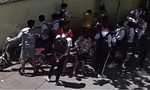 Một học sinh lớp 8 bị hành hung gần cổng trường, phải nhập viện