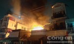 Cháy lớn cửa hàng bán đồ cũ ở Sài Gòn, khói lửa bốc lên nghi ngút
