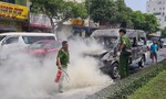 Xe dịch vụ tang lễ bốc cháy ngùn ngụt giữa phố ở Đà Nẵng