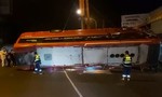 Xe giường nằm tông xe tải rồi lật trên cầu, nhiều người bị thương