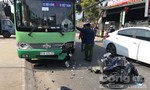 Xe máy “đối đầu” xe buýt ở Sài Gòn, nam sinh nguy kịch