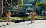 Chạy xe máy vào làn ô tô ở Sài Gòn, 1 người nước ngoài tử vong