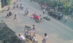 Bị nạn nhân truy đuổi khi giật dây chuyền ở Sài Gòn, tên cướp vứt xe bỏ chạy