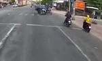 Clip khoảnh khắc cô gái lao xe máy qua chốt đèn đỏ, tông lật xe ba gác