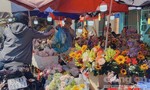 Chợ hoa lớn nhất Sài Gòn đông nghẹt người ngày 8/3, dù giá tăng mạnh
