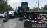 Container đổ dốc tông nát ô tô, cầu Tân Thuận kẹt cứng nhiều giờ