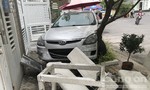 Một phụ nữ lái xế hộp "vượt" barie, húc văng 2 người trong chung cư ở Sài Gòn