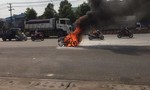 Xe máy bốc cháy dữ dội, nữ sinh hoảng hốt quăng xe thoát thân