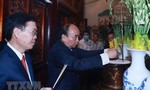 Chủ tịch nước và Thường trực Ban Bí thư dâng hương tưởng niệm các Vua Hùng
