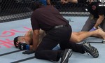 Clip cựu vô địch UFC gãy chân khi đá trụ đối phương