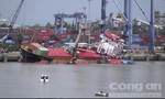 TPHCM: Tàu hàng lật nghiêng, nhiều thùng container rơi xuống sông