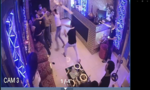 Clip nhóm côn đồ gạ tiếp viên nữ, đánh nhân viên quán karaoke