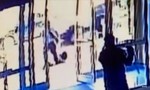 Hai người gác cửa bị sa thải khi đứng nhìn phụ nữ Châu Á bị tấn công