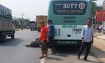 Sau va chạm với xe buýt, người chạy xe máy ngã xuống tử vong