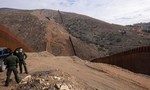 Lầu Năm Góc hủy dự án xây tường biên giới từ quỹ quân sự của Trump
