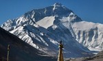 Chống Covid-19: Trung Quốc lập “dải phân cách” với Nepal trên đỉnh Everest