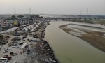 Thảm cảnh ở Ấn Độ: Nhiều thi thể bệnh nhân Covid-19 trôi trên sông Hằng