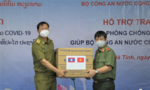Trao tặng trang thiết bị y tế phòng chống dịch hỗ trợ Bộ Công an Lào