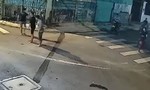 Clip camera ghi hình băng nhóm cướp xe người dân trong đêm