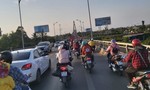 Tiền Giang: Hàng ngàn ô tô, xe máy rồng rắn chen chúc qua cầu Rạch Miễu