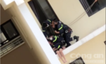 TPHCM: Thót tim chứng kiến Cảnh sát cứu cô gái có ý định tự tử từ tầng 18 chung cư