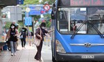 TPHCM: Tài xế xe buýt, taxi và hành khách thực hiện phòng chống dịch ra sao?
